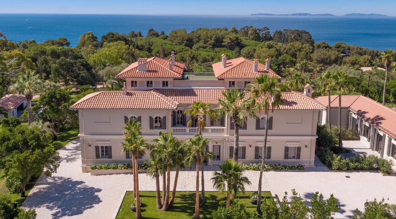 1673021794-Villa Louise courtyard view drone (2).webp